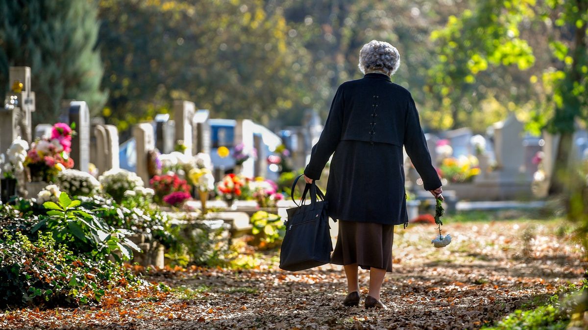 Brněnské hřbitovy zaplnili návštěvníci, všichni měli roušky